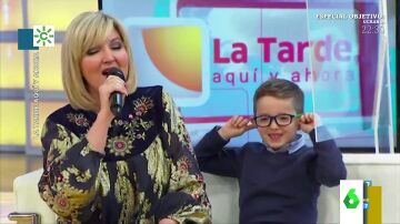 La divertida reacción de un niño al escuchar a su madre cantar en televisión 