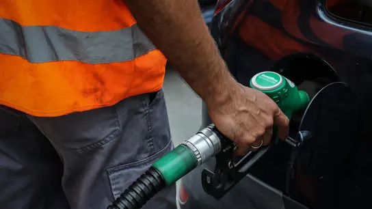 Imagen de archivo de una persona repostando en una gasolinera. Imagen de archivo de una persona repostando en una gasolinera.