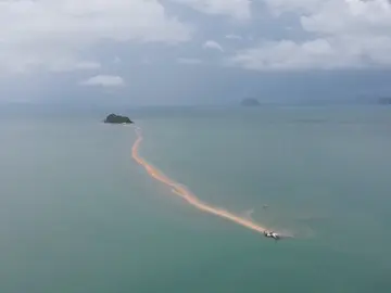 Una playa de Tailandia tiene una pasarela de arena escondida que la une a otra isla Una playa de Tailandia tiene una pasarela de arena escondida que la une a otra isla
