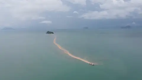 Una playa de Tailandia tiene una pasarela de arena escondida que la une a otra isla Una playa de Tailandia tiene una pasarela de arena escondida que la une a otra isla