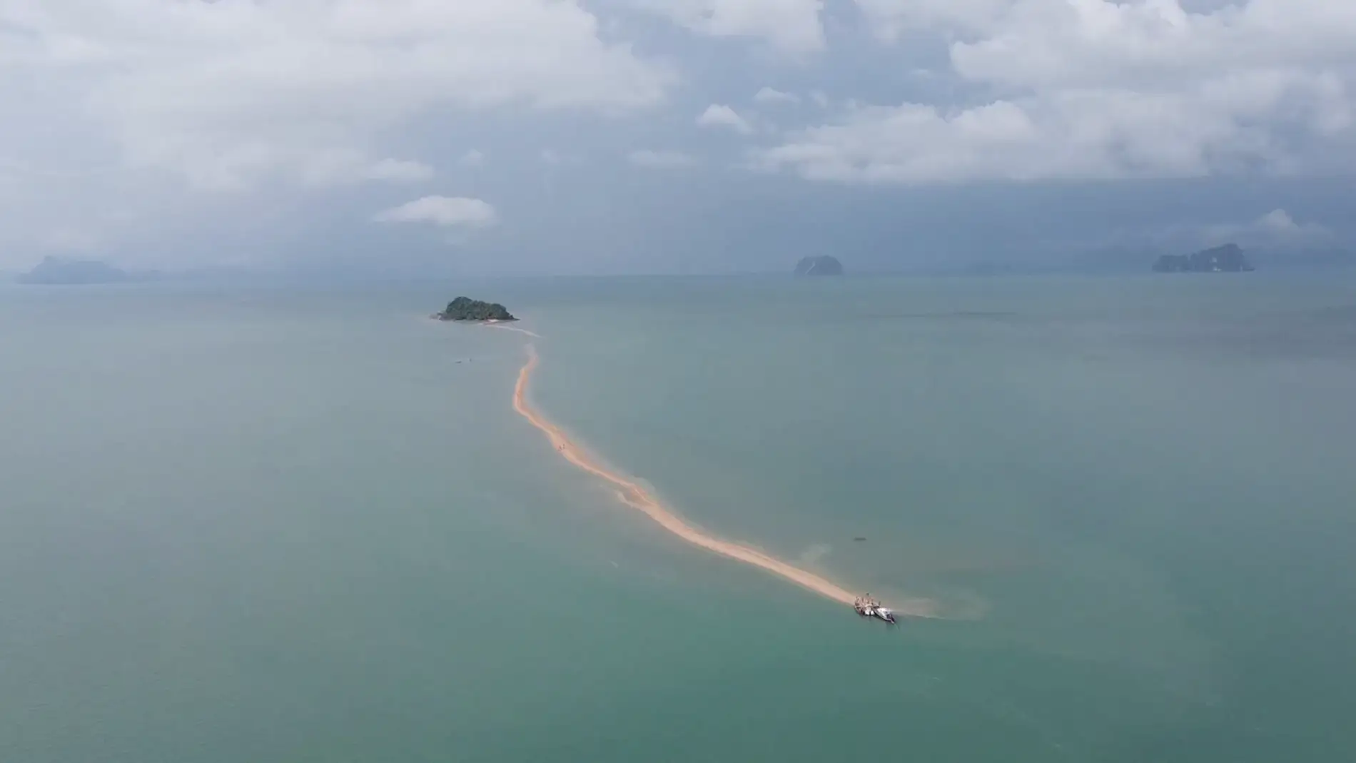 Una playa de Tailandia tiene una pasarela de arena escondida que la une a otra isla