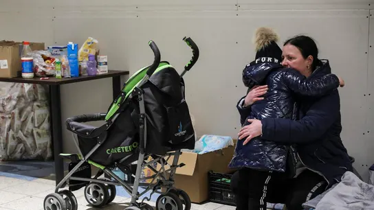 Una madre abraza a su hijo en uno de los centros para refugiados ucranianos habilitado en la ciudad polaca de Przemysl Una madre abraza a su hijo en uno de los centros para refugiados ucranianos habilitado en la ciudad polaca de Przemysl