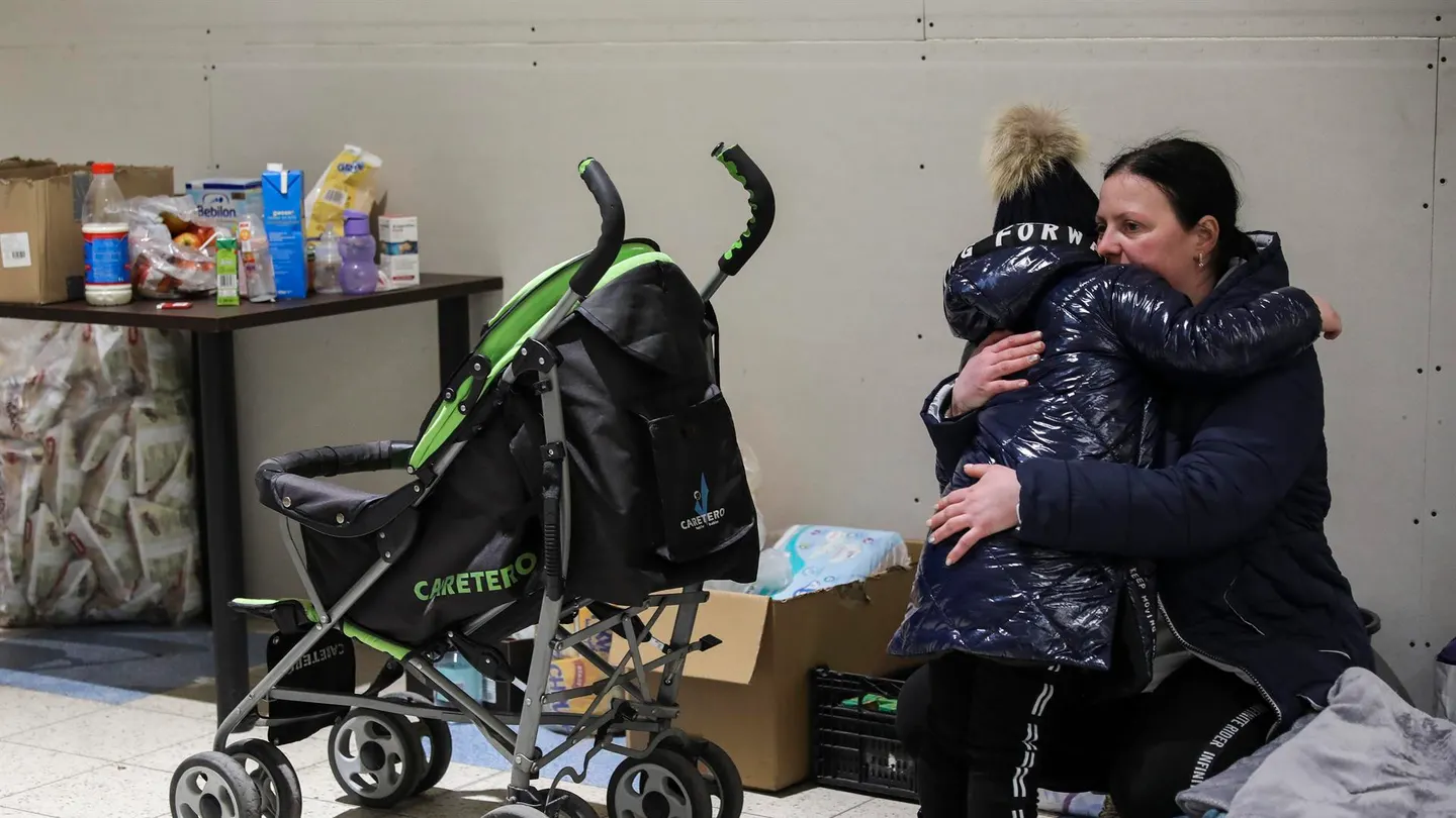 Una madre abraza a su hijo en uno de los centros para refugiados ucranianos habilitado en la ciudad polaca de Przemysl Una madre abraza a su hijo en uno de los centros para refugiados ucranianos habilitado en la ciudad polaca de Przemysl