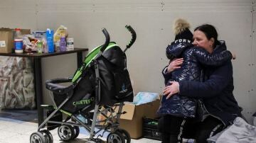 Una madre abraza a su hijo en uno de los centros para refugiados ucranianos habilitado en la ciudad polaca de Przemysl