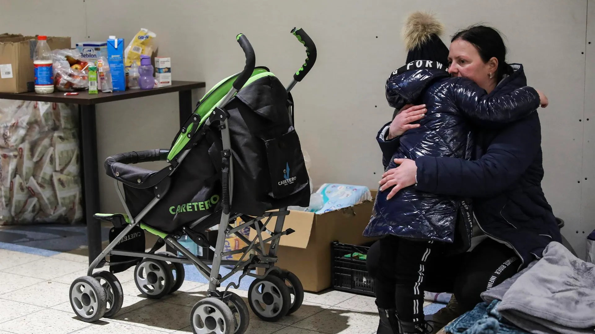 Una madre abraza a su hijo en uno de los centros para refugiados ucranianos habilitado en la ciudad polaca de Przemysl