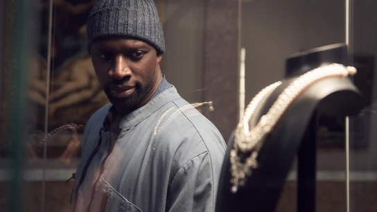En Lupin, el actor Omar Sy se convierte en Assane Diop, un maestro del robo que quiere vengar la muerte de su padre. Omar Sy, en una escena de 'Lupin'