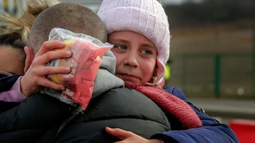 Una niña que huyó de la guerra en Ucrania se reúne con su padre después de cruzar la frontera en Medyka, sureste de Polonia