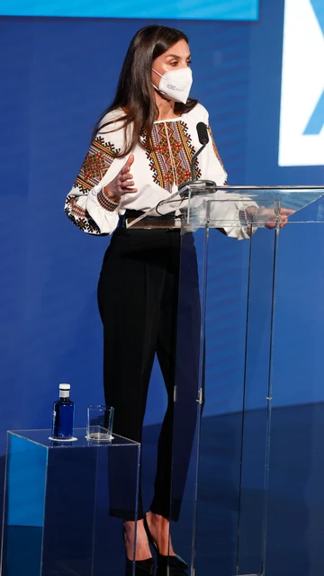 La reina Letizia con la camisa típica ucraniana