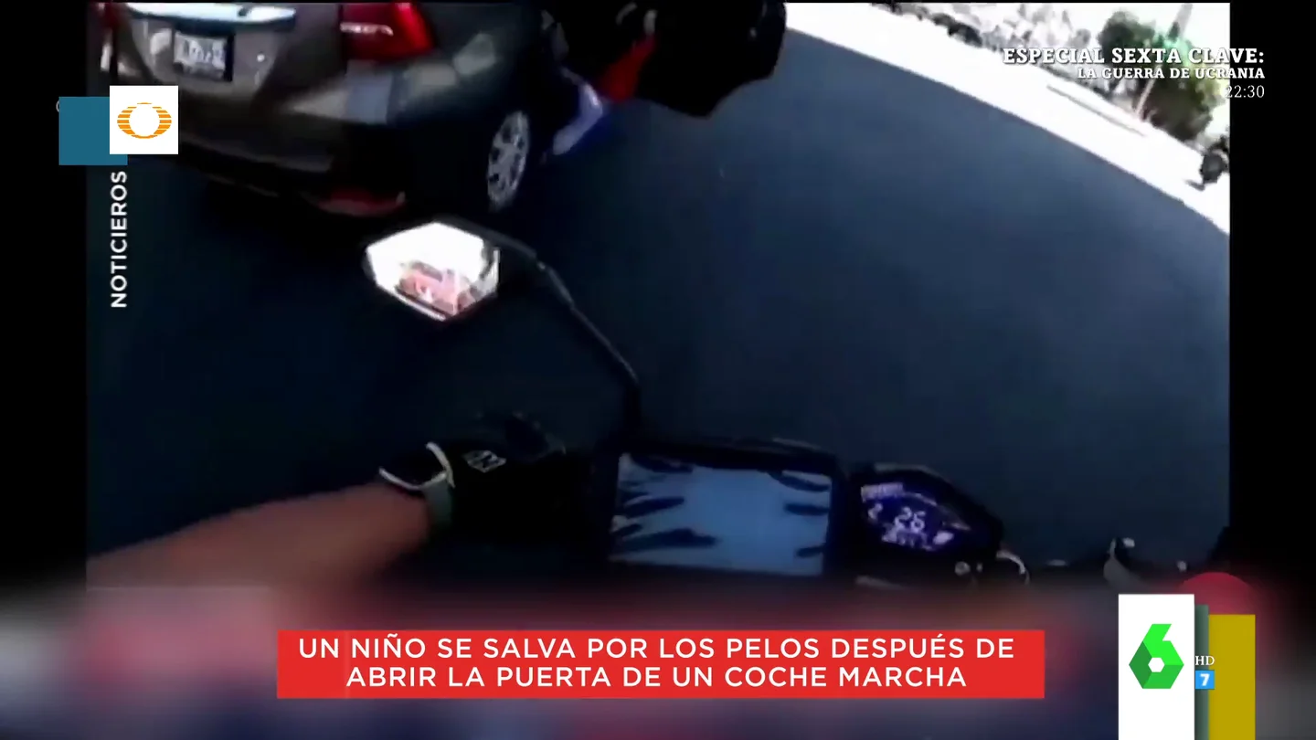 Las angustiosas imágenes de un niño a punto de caer de un coche en marcha Las angustiosas imágenes de un niño a punto de caer de un coche en marcha