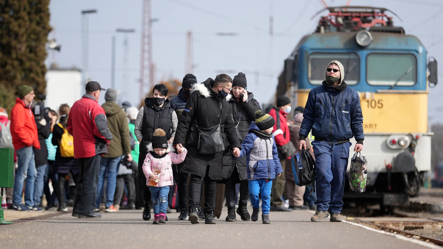 Refugiados ucranianos llegan a la frontera húngara de Zahony Refugiados ucranianos llegan a la frontera húngara de Zahony/ Getty