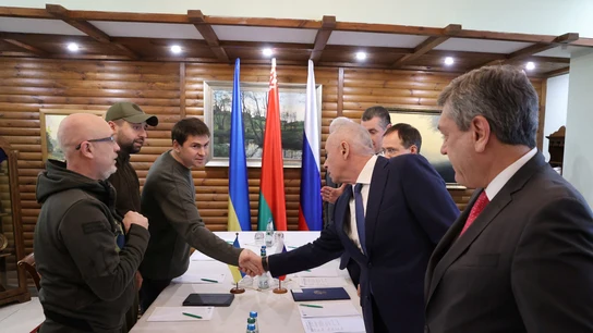 Imagen de una de las reuniones entre Ucrania y Rusia para negociar. Imagen de una de las reuniones entre Ucrania y Rusia para negociar.
