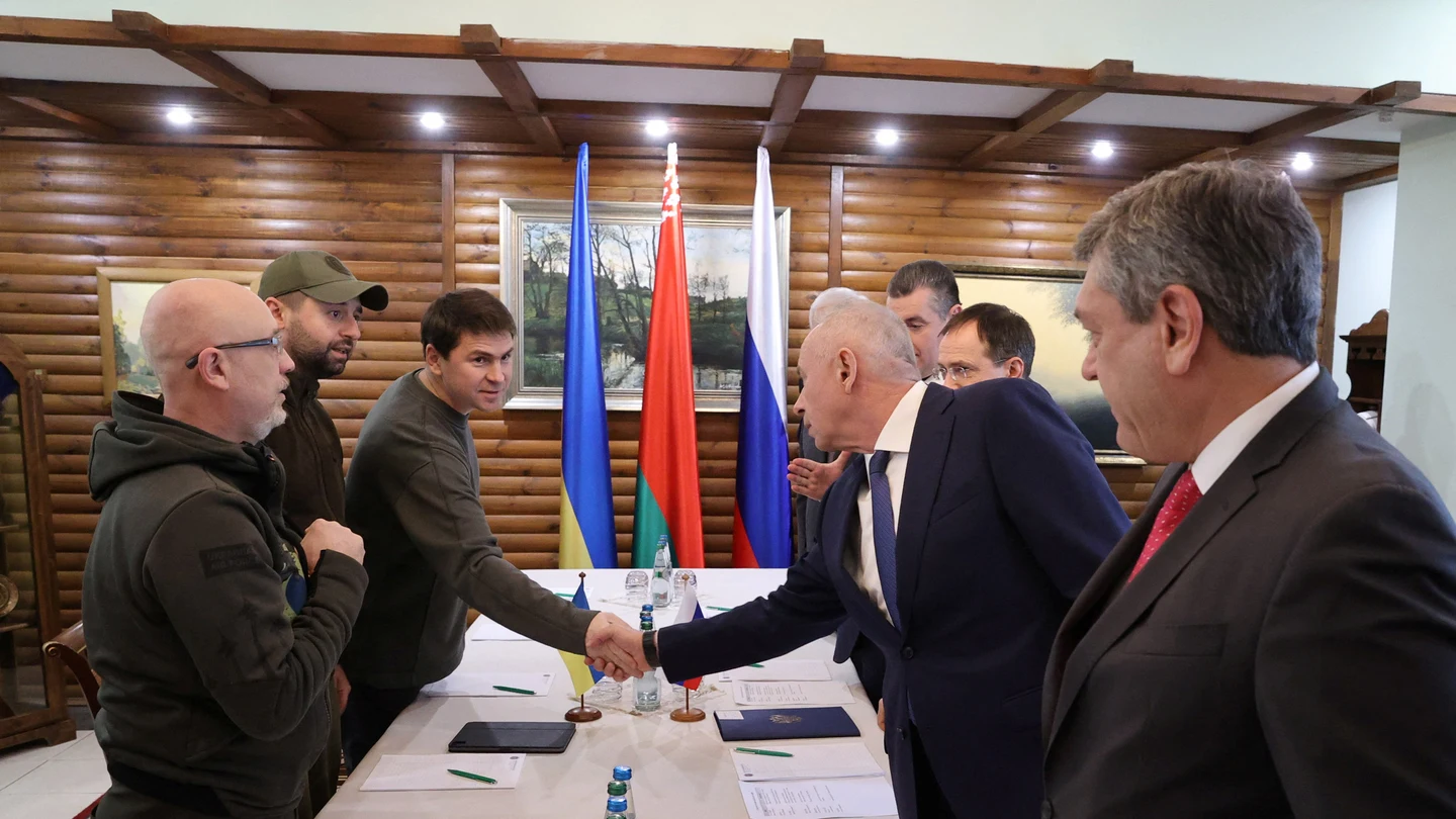 Imagen de una de las reuniones entre Ucrania y Rusia para negociar. Imagen de una de las reuniones entre Ucrania y Rusia para negociar.