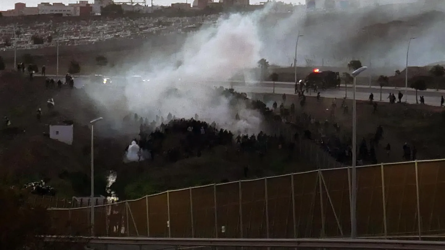 Decenas de inmigrantes entran a Melilla en una segunda madrugada de presión en la valla Decenas de inmigrantes entran a Melilla en una segunda madrugada de presión en la valla