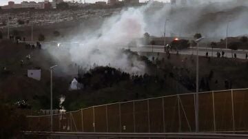 Decenas de inmigrantes entran a Melilla en una segunda madrugada de presión en la valla