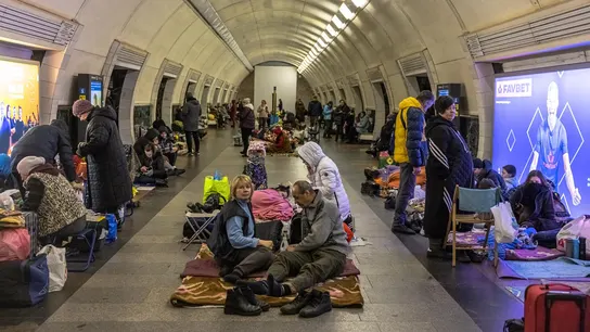 Imagen de archivo de personas dentro de una estación de metro utilizada como refugio antiaéreo en Kyiv, Ucrania Imagen de archivo de personas dentro de una estación de metro utilizada como refugio antiaéreo en Kyiv, Ucrania
