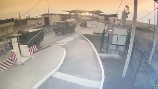 Captura de pantalla de video muestra veh&iacute;culos militares cruzando hacia Jers&oacute;n desde Crimea