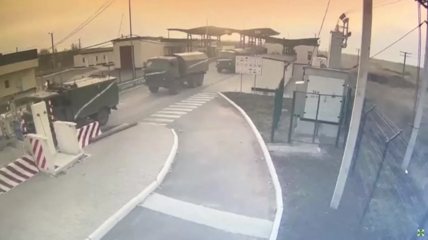 Captura de pantalla de video muestra vehículos militares cruzando hacia Jersón desde Crimea Captura de pantalla de video muestra vehículos militares cruzando hacia Jersón desde Crimea