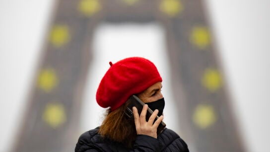 Una mujer con mascarilla en Par&iacute;s (Francia)