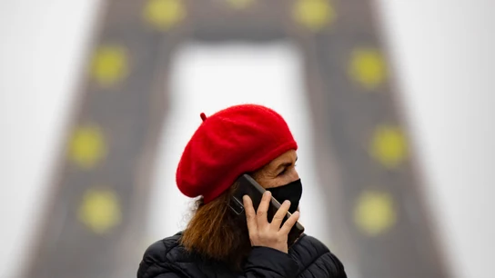 Una mujer con mascarilla en París (Francia) Una mujer con mascarilla en París (Francia)
