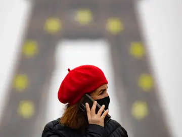 Una mujer con mascarilla en París (Francia)