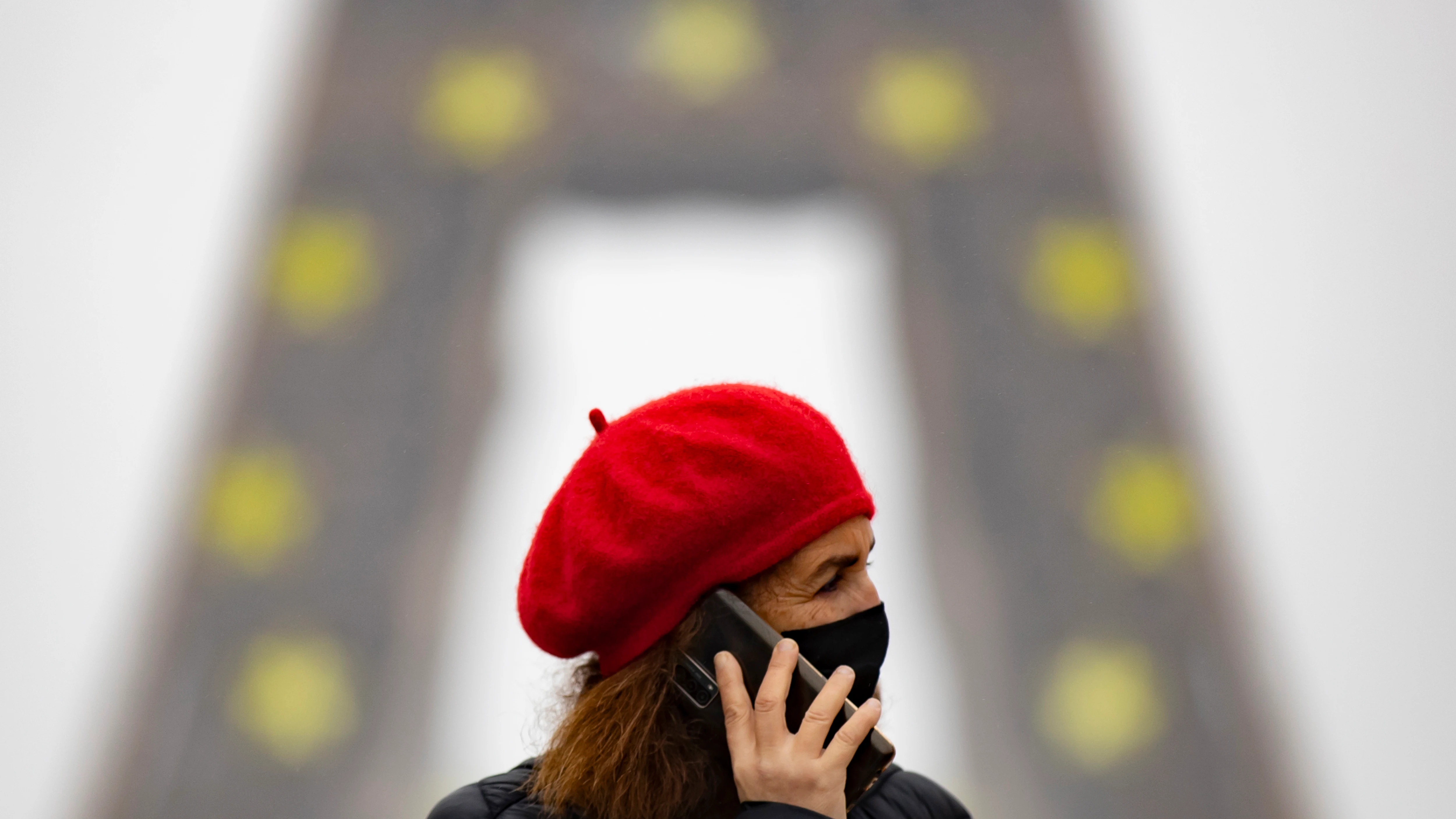 Una mujer con mascarilla en París (Francia)