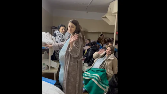 Estas embarazadas tienen que dar a luz en un sótano en Jersón, Ucrania Protegiéndose de los ataques