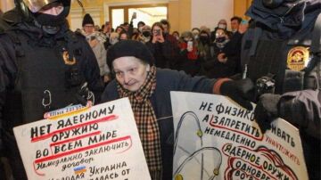 VÍDEO |  La activista de 77 años, Yelena Osipova, detenida en St. Petersburgo en las protestas contra Putin