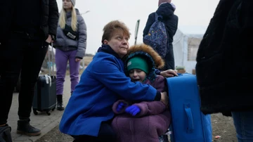 Un niño se abraza a su madre en Medyka, Polonia