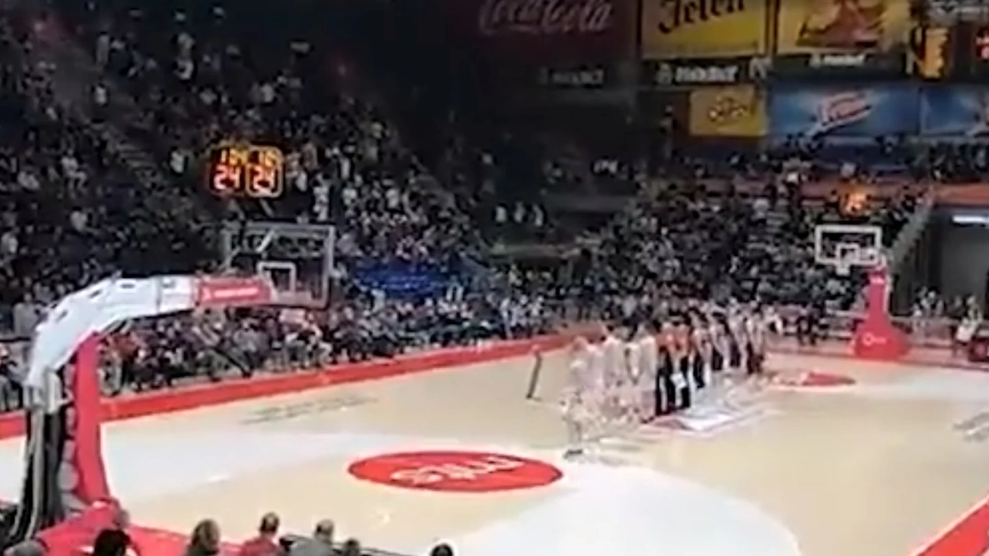 Cánticos de ultras del Estrella Roja en apoyo a Rusia en el partido ante el Baskonia Cánticos de ultras del Estrella Roja en apoyo a Rusia en el partido ante el Baskonia