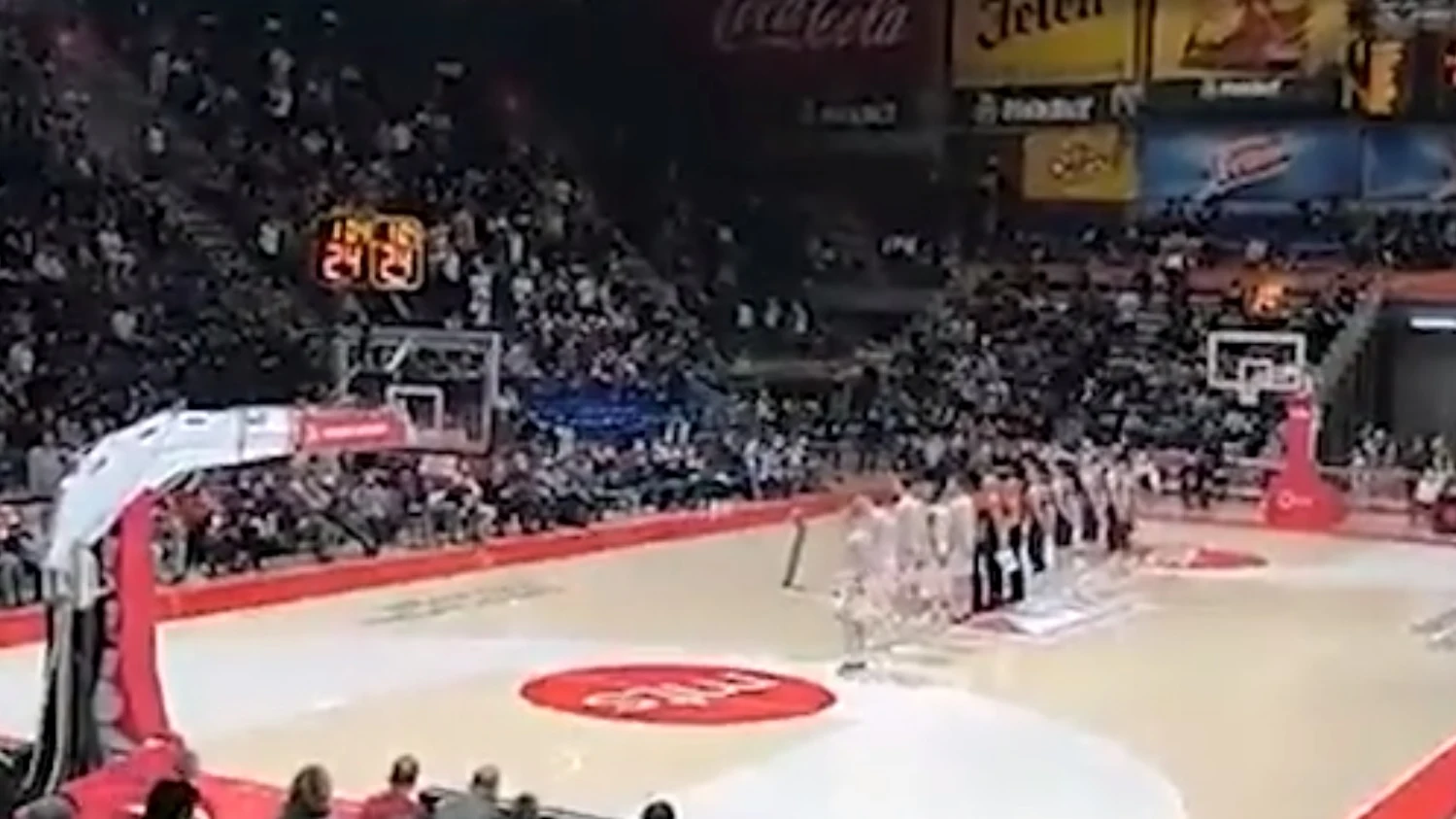 Cánticos de ultras del Estrella Roja en apoyo a Rusia en el partido ante el Baskonia