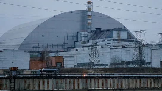 La construcción sobre el antiguo sarcófago que cubre el reactor de la central nuclear de Chernóbil La construcción sobre el antiguo sarcófago que cubre el reactor de la central nuclear de Chernóbil