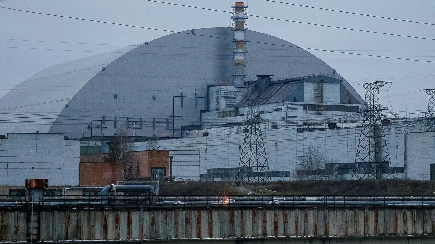 La construcción sobre el antiguo sarcófago que cubre el reactor de la central nuclear de Chernóbil La construcción sobre el antiguo sarcófago que cubre el reactor de la central nuclear de Chernóbil