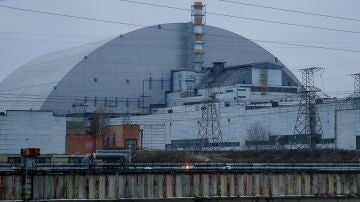 La construcción sobre el antiguo sarcófago que cubre el reactor de la central nuclear de Chernóbil