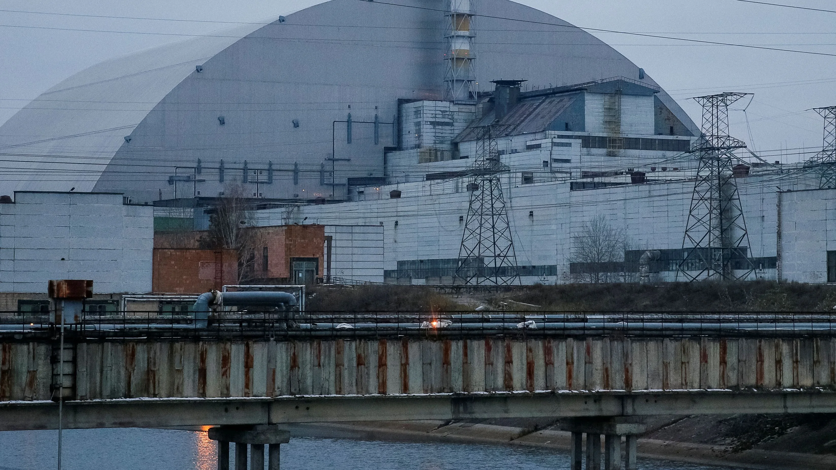 La construcción sobre el antiguo sarcófago que cubre el reactor de la central nuclear de Chernóbil