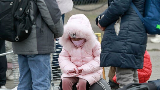 Una ni&ntilde;a refugiada de Ucrania espera en el paso fronterizo de Polonia.