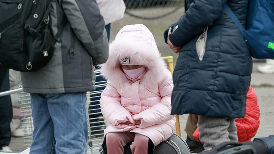 Una niña refugiada de Ucrania espera en el paso fronterizo de Polonia. Una niña refugiada de Ucrania espera en el paso fronterizo de Polonia.