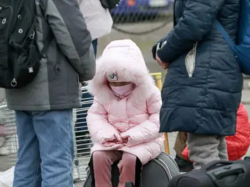 Una niña refugiada de Ucrania espera en el paso fronterizo de Polonia.