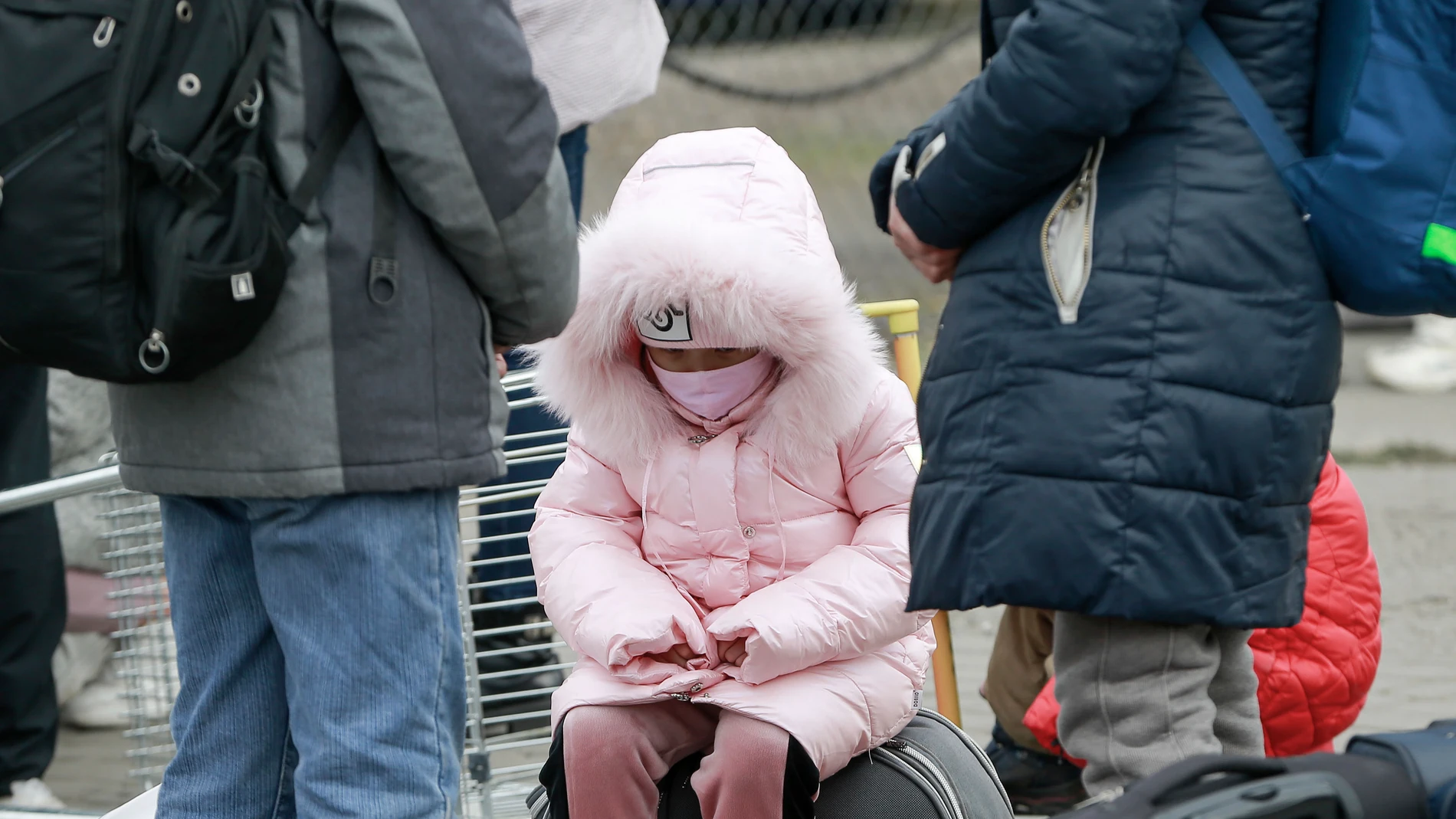 Una niña refugiada de Ucrania espera en el paso fronterizo de Polonia.