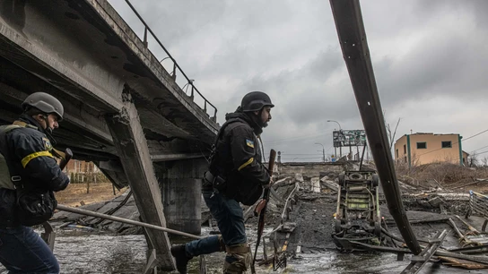 Militares ucranianos pasan junto a un puente destruido en la ciudad de Irpin, en la provincia de Kiev Militares ucranianos pasan junto a un puente destruido en la ciudad de Irpin, en la provincia de Kiev