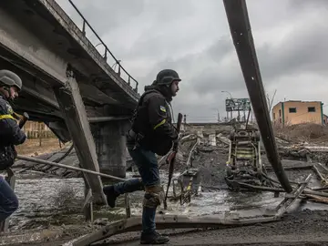 Militares ucranianos pasan junto a un puente destruido en la ciudad de Irpin, en la provincia de Kiev