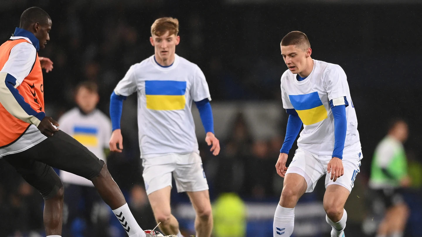 Jugadores del Everton con camisetas con una bandera ucraniana Jugadores del Everton con camisetas con una bandera ucraniana