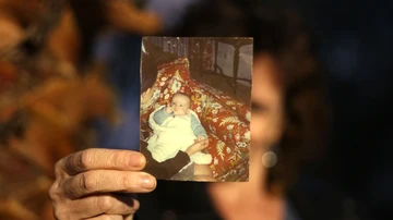 Estrella sostiene una imagen en la que se ve a su madre. Ella fue su ejemplo