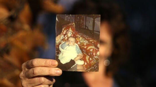 Estrella sostiene una imagen en la que se ve a su madre. Ella fue su ejemplo