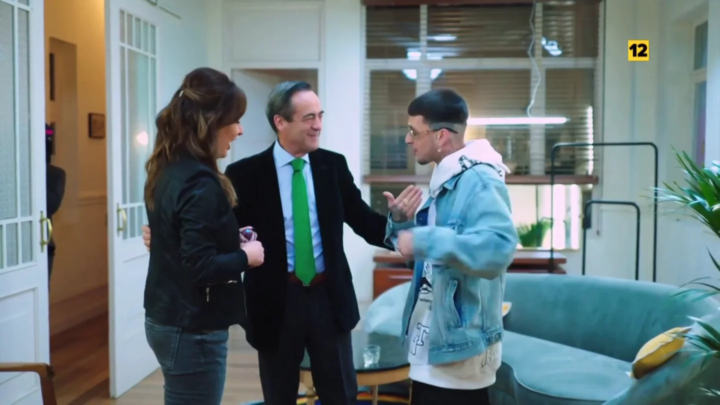 Así reacciona el rapero Maikel Delacalle al ver a José Bono en 'Encuentros Inesperados': "Si me llegan a decir que él viene tan guapo..." Así reacciona el rapero Maikel Delacalle al ver a José Bono en 'Encuentros Inesperados': "Si me llegan a decir que él viene tan guapo..."