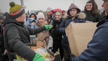 Refugiados ucranianos reciben comida en el paso fronterizo de Medyka, Polonia