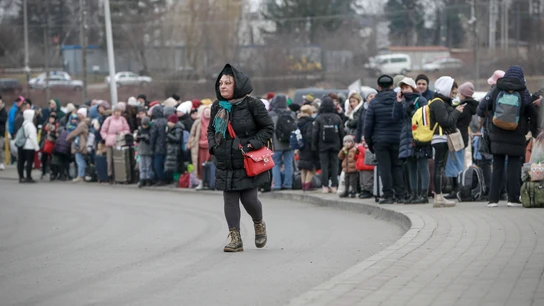 Las personas que salieron de Ucrania llegan al cruce fronterizo en Medyka, Polonia Las personas que salieron de Ucrania llegan al cruce fronterizo en Medyka, Polonia