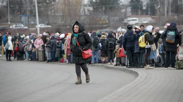 Las personas que salieron de Ucrania llegan al cruce fronterizo en Medyka, Polonia