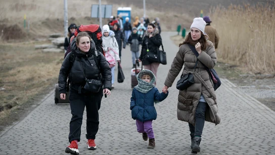 Las personas que salieron de Ucrania llegan al cruce fronterizo en Medyka, Polonia Las personas que salieron de Ucrania llegan al cruce fronterizo en Medyka, Polonia