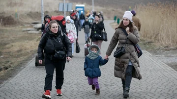 Las personas que salieron de Ucrania llegan al cruce fronterizo en Medyka, Polonia