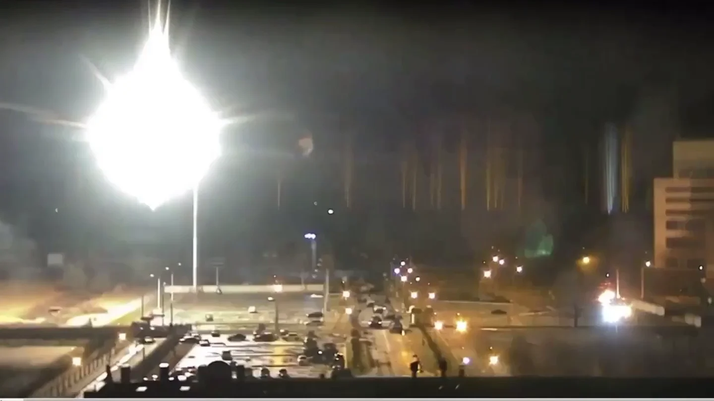 Rusia toma el control de la central nuclear de Zaporiyia tras bombardearla Rusia toma el control de la central nuclear de Zaporiyia tras bombardearla